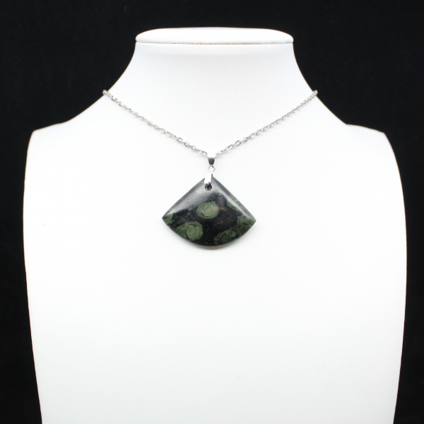 Pendentif de jaspe kambamba de forme d’éventail