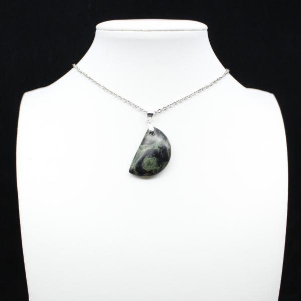 Pendentif de jaspe kambamba de forme de lune
