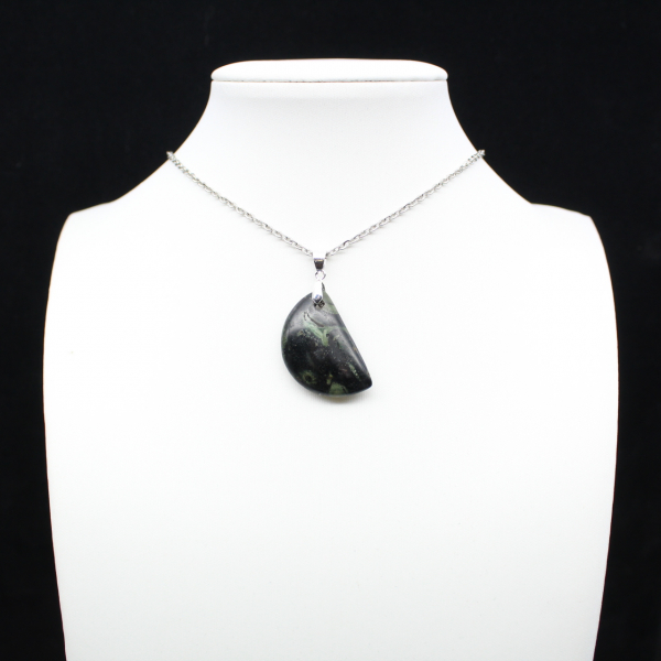 Pendentif de jaspe kambamba de forme de lune