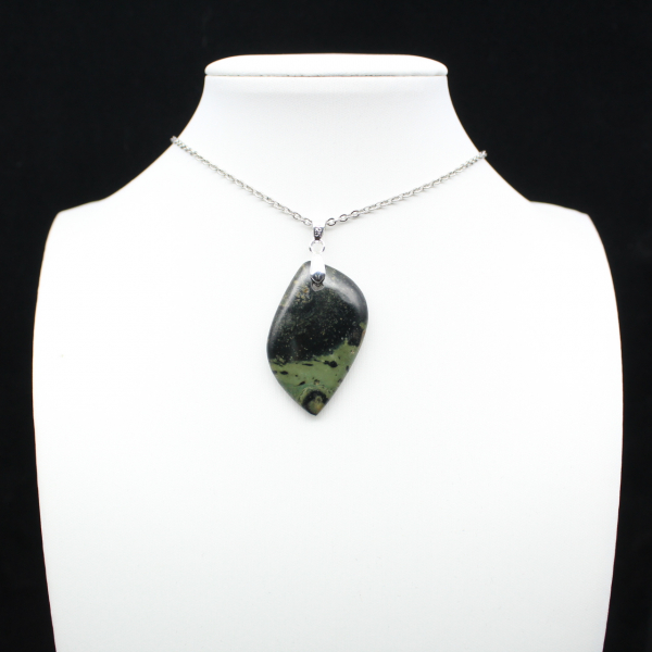 Pendentif de jaspe kambamba en forme de flamme