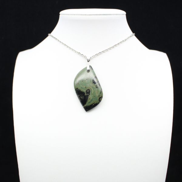 Pendentif de jaspe kambamba en forme de flamme