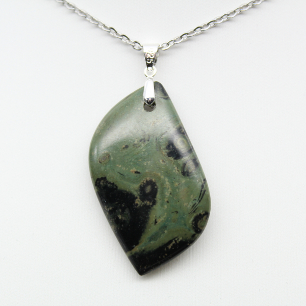 Pendentif de jaspe kambamba en forme de flamme