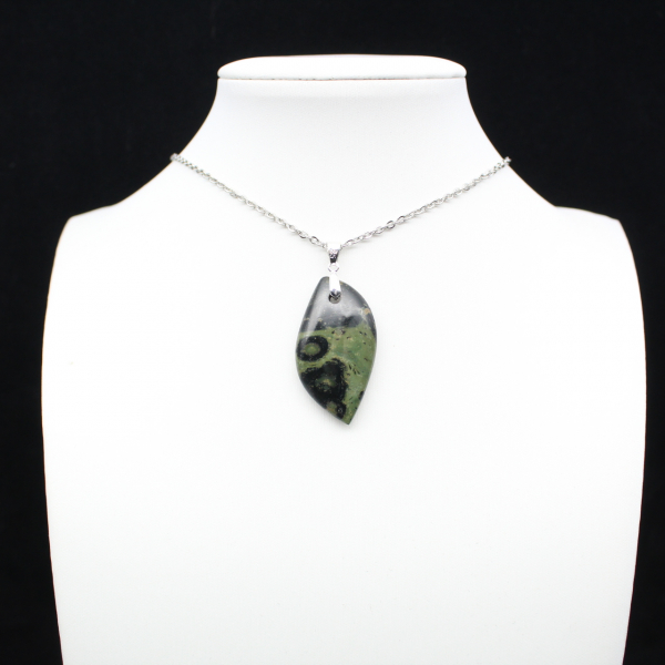Pendentif de jaspe kambamba en forme de feuille