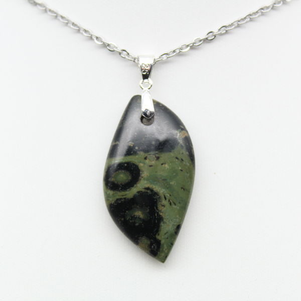 Pendentif de jaspe kambamba en forme de feuille