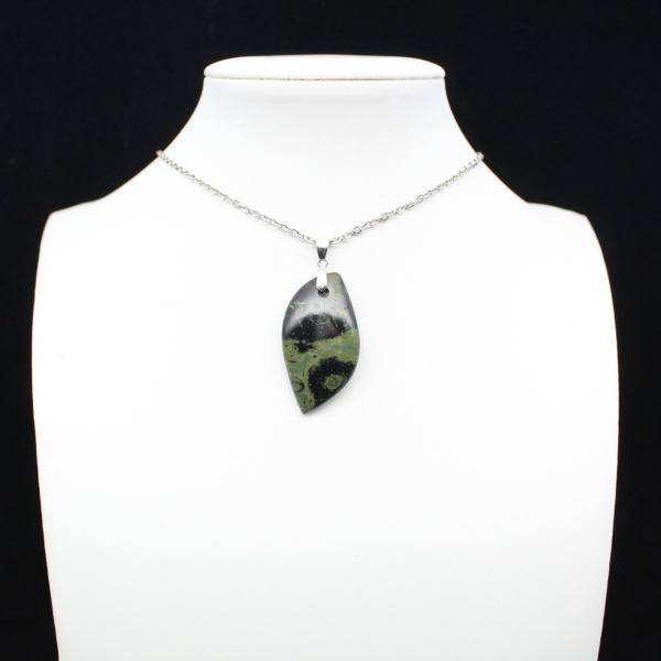 Pendentif de jaspe kambamba en forme de feuille
