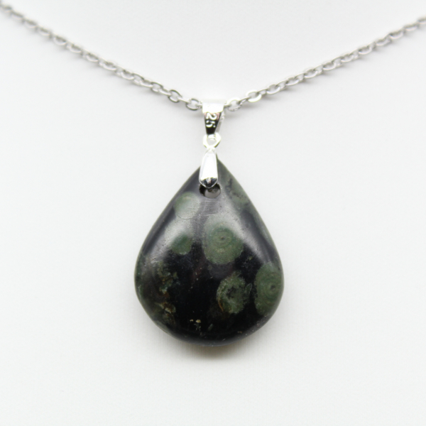 Pendentif de jaspe kambamba en forme de goutte