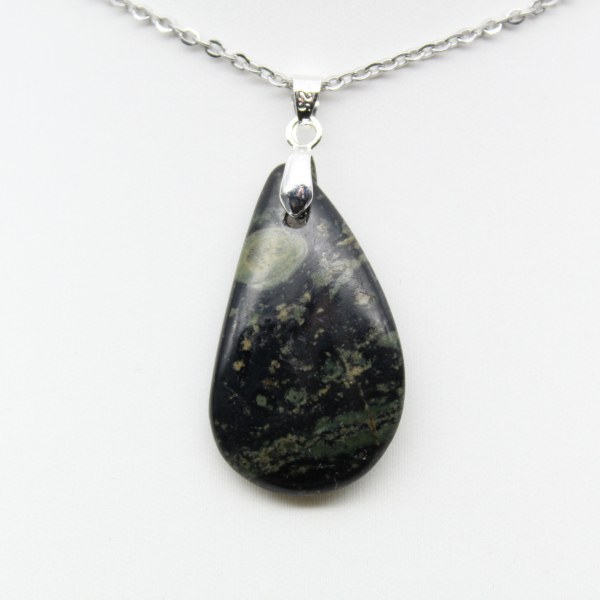 Pendentif de jaspe kambamba en forme de goutte