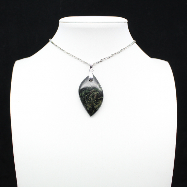Pendentif de jaspe kambamba en forme de flamme
