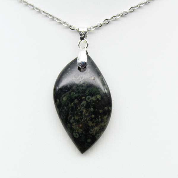 Pendentif de jaspe kambamba en forme de flamme