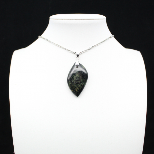 Pendentif de jaspe kambamba en forme de flamme