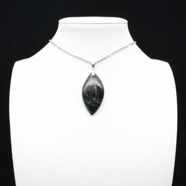 Pendentif de jaspe kambamba en forme de feuille