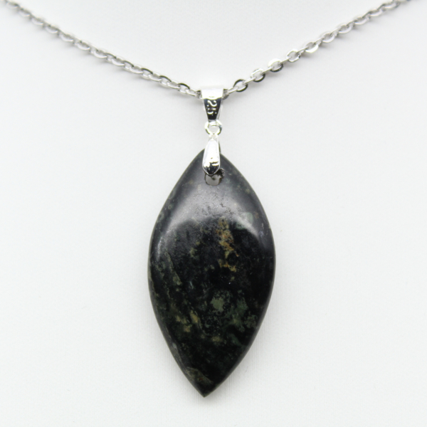 Pendentif de jaspe kambamba en forme de feuille