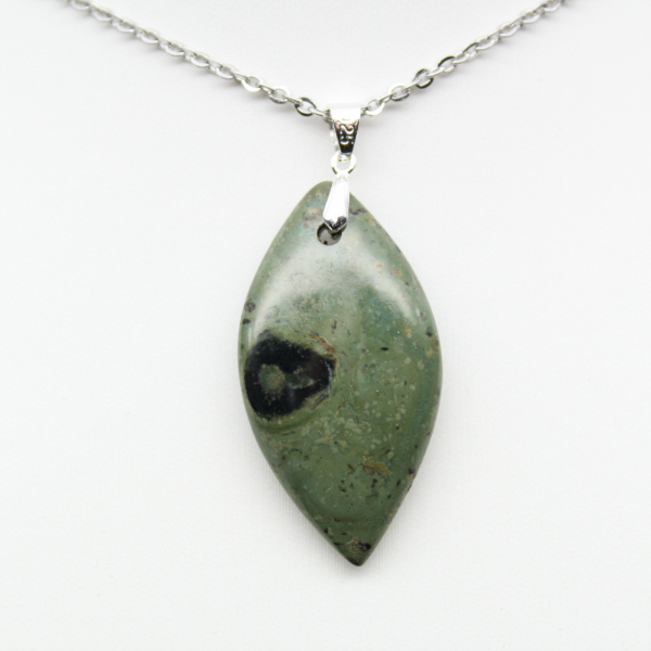 Pendentif de jaspe kambamba en forme de feuille