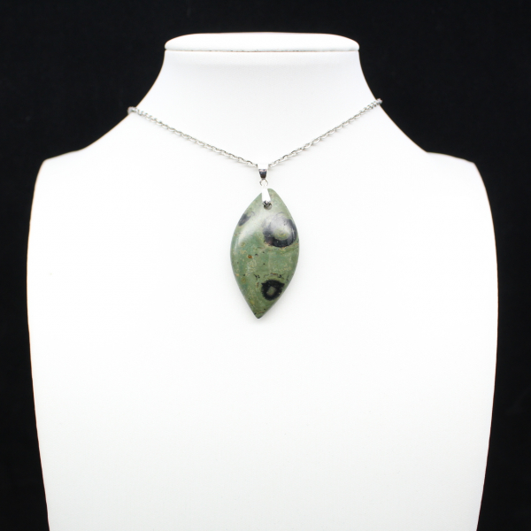 Pendentif de jaspe kambamba en forme de feuille