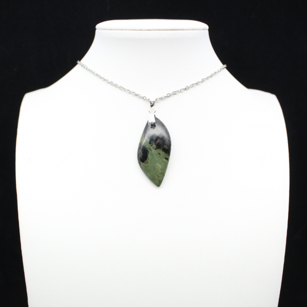 Pendentif de jaspe kambamba en forme de feuille