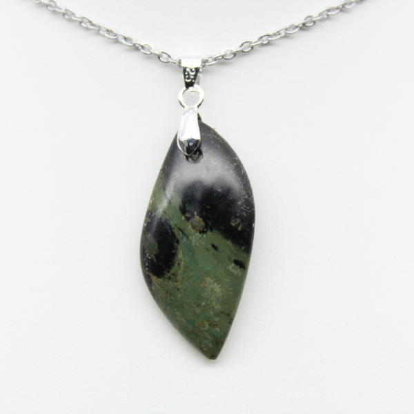 Pendentif de jaspe kambamba en forme de feuille