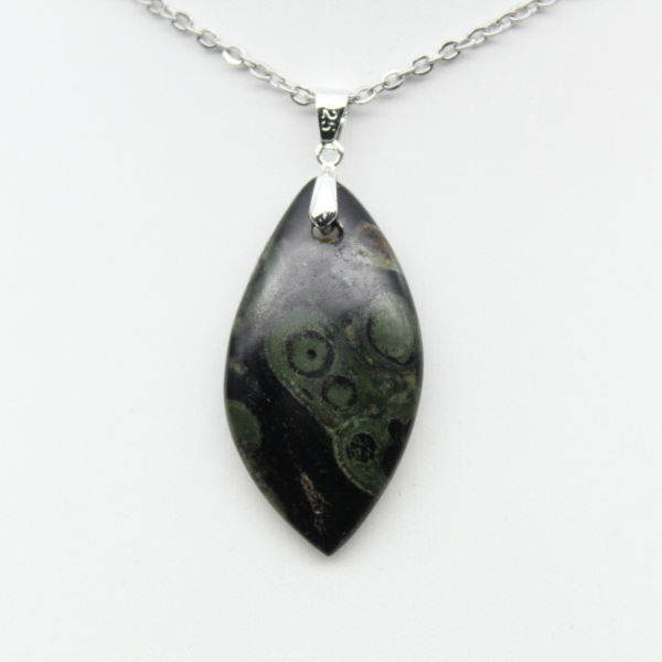 Pendentif de jaspe kambamba en forme de feuille