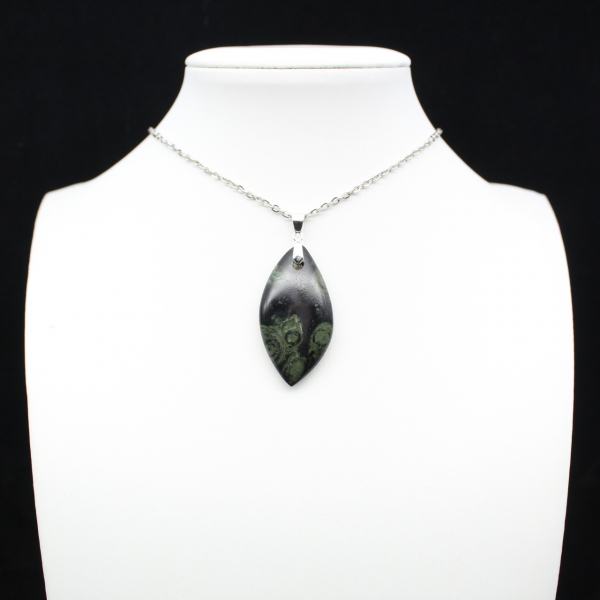 Pendentif de jaspe kambamba en forme de feuille