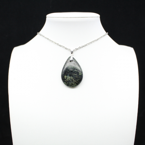 Pendentif de jaspe kambamba en forme de goutte