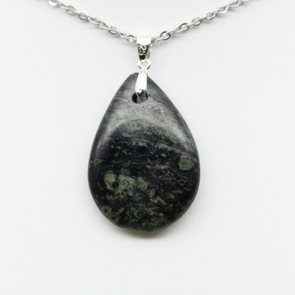 Pendentif de jaspe kambamba en forme de goutte