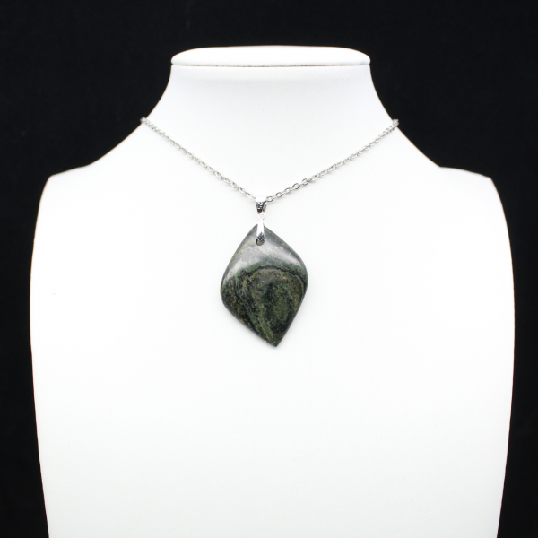 Pendentif de jaspe kambamba en forme de feuille