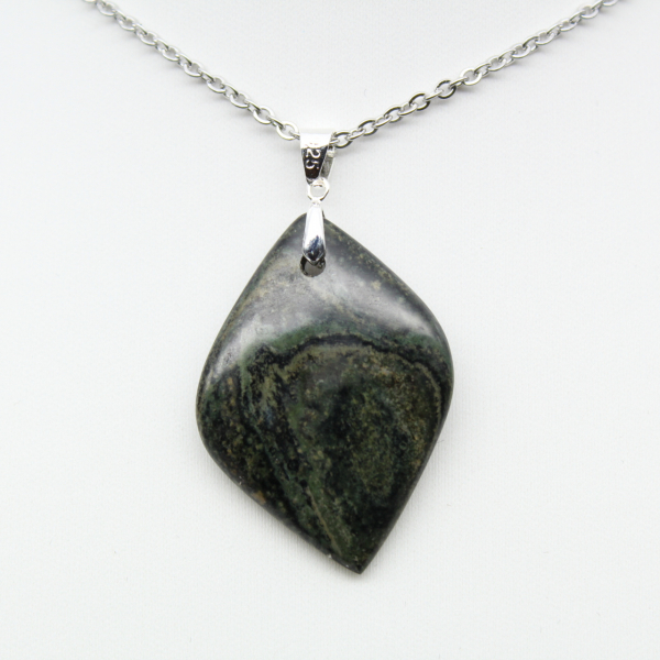 Pendentif de jaspe kambamba en forme de feuille