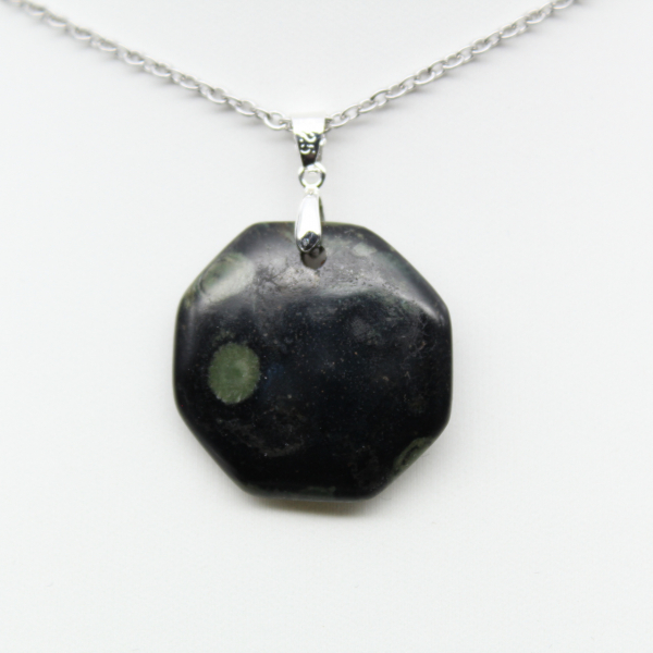 Pendentif de jaspe kambamba en forme d’octogone