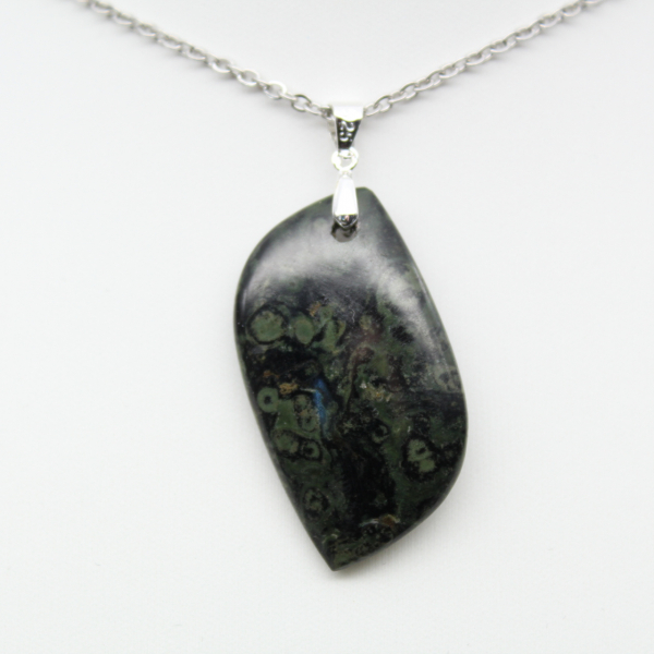 Pendentif de jaspe kambamba en forme de flamme