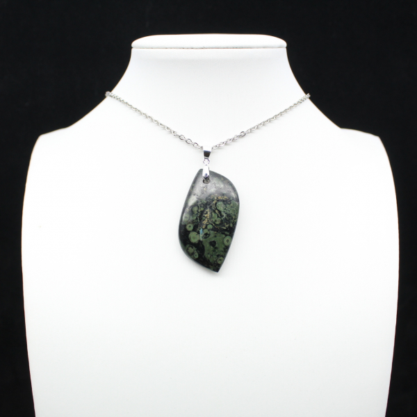 Pendentif de jaspe kambamba en forme de flamme