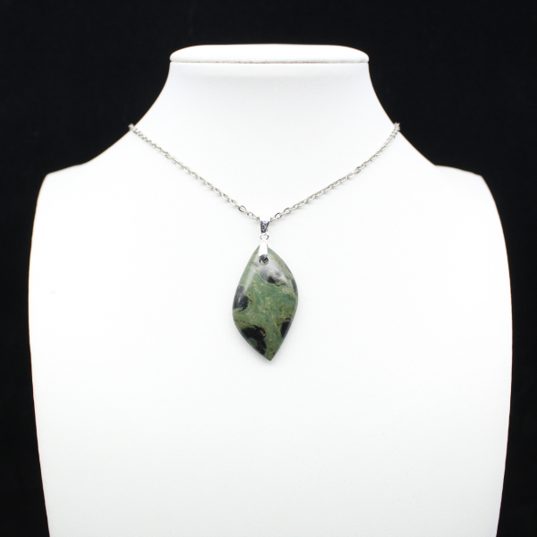 Pendentif de jaspe kambamba en forme de feuille