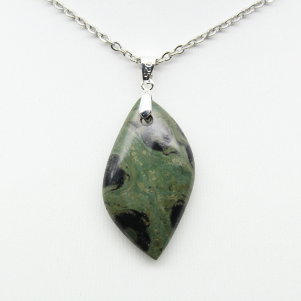Pendentif de jaspe kambamba en forme de feuille