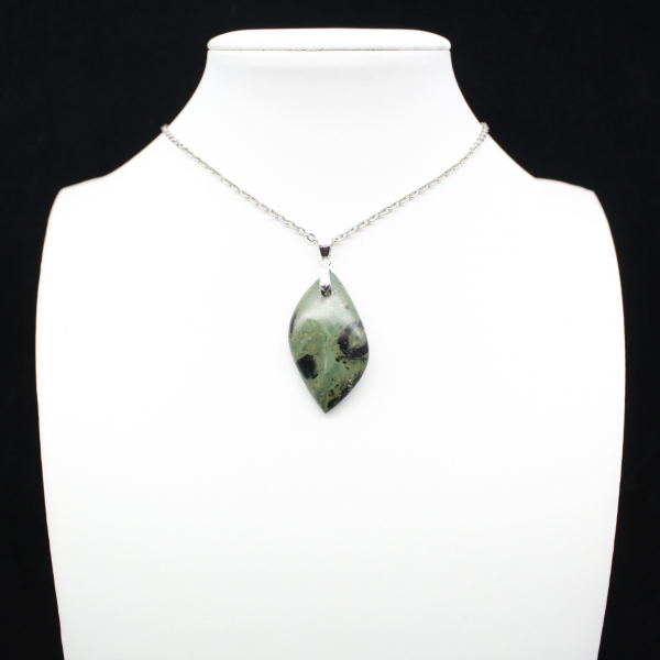 Pendentif de jaspe kambamba en forme de feuille