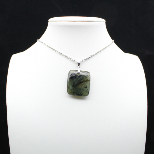 Pendentif carré en labradorite de Madagascar