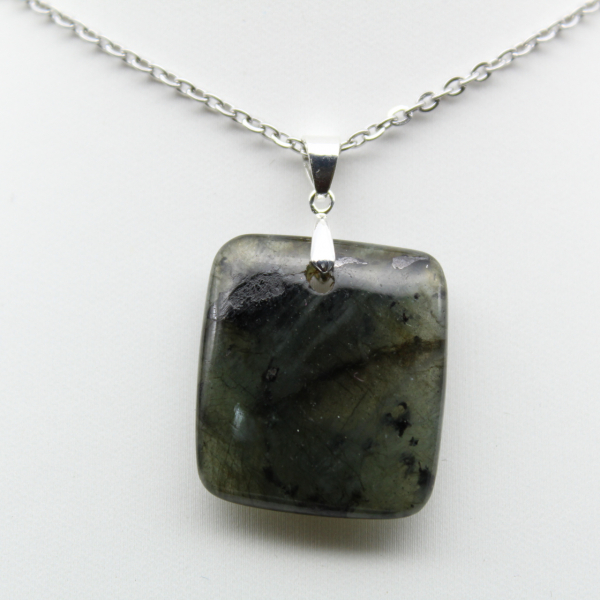 Pendentif carré en labradorite de Madagascar