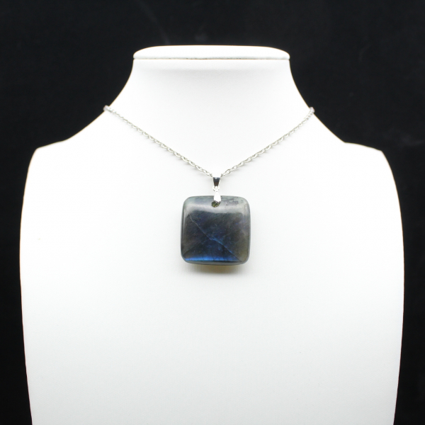Pendentif carré en labradorite naturelle