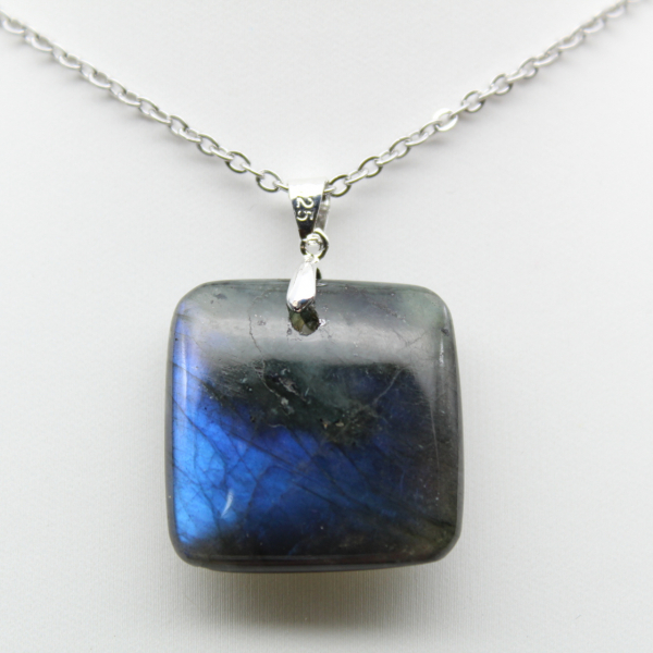 Pendentif carré en labradorite naturelle