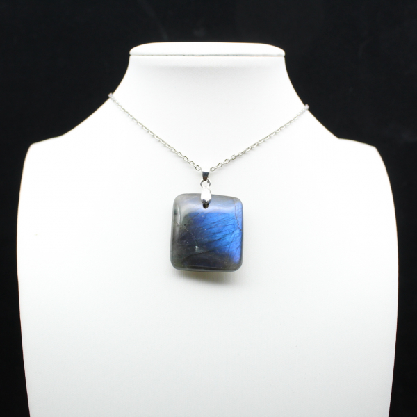 Pendentif carré en labradorite de Madagascar