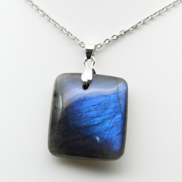 Pendentif carré en labradorite de Madagascar