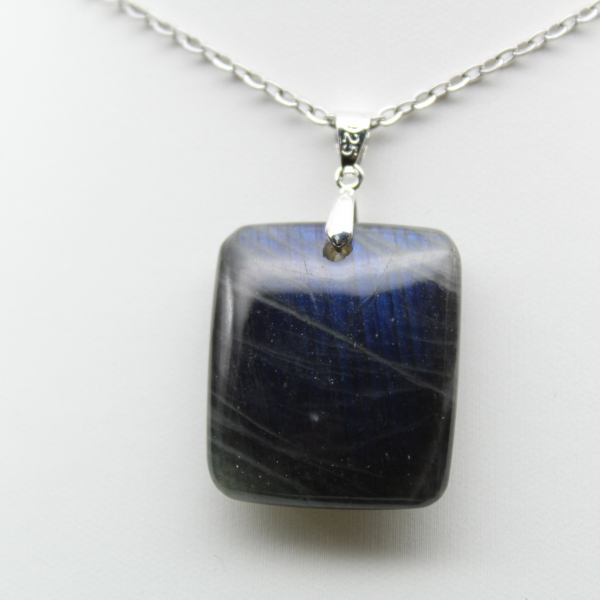 Pendentif carré en pierre de labradorite