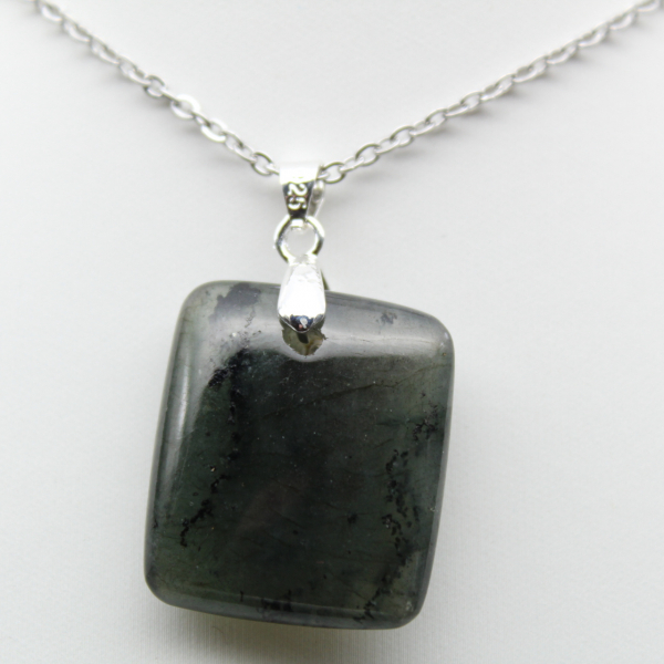 Pendentif carré en labradorite naturelle