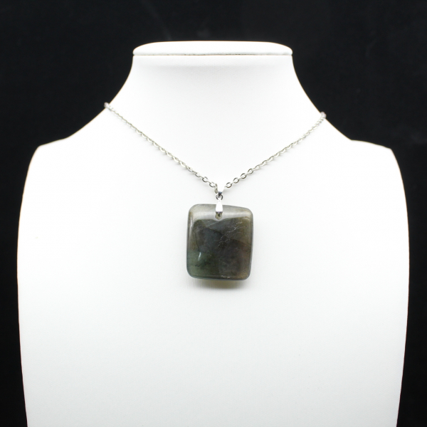 Pendentif carré en labradorite de Madagascar