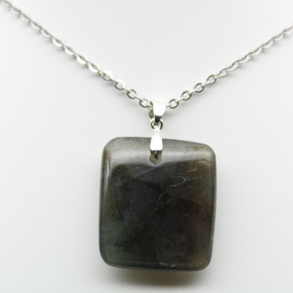 Pendentif carré en labradorite de Madagascar