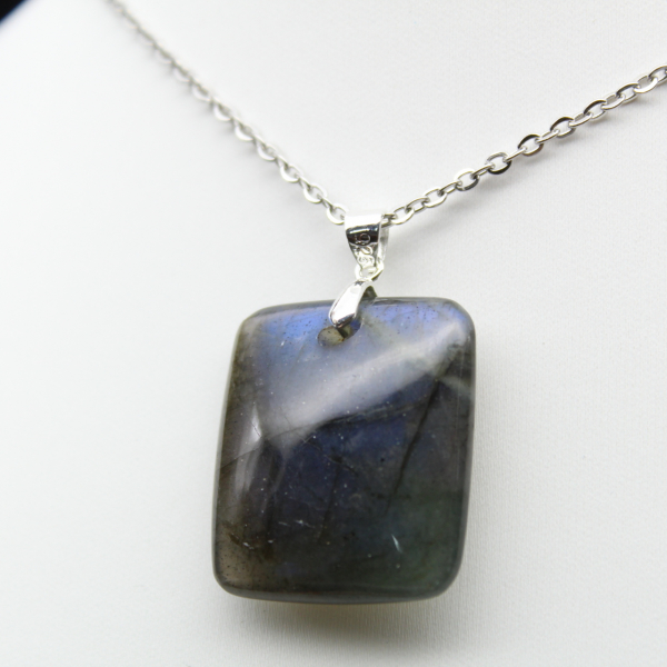 Pendentif carré en labradorite de Madagascar