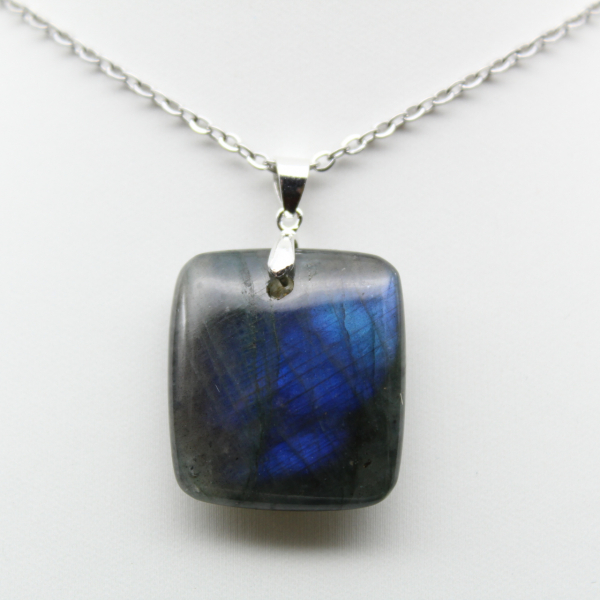 Pendentif carré en pierre de labradorite