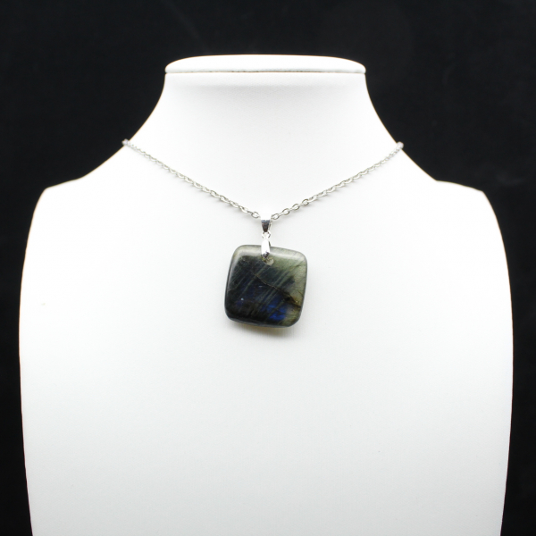 Pendentif carré en labradorite naturelle