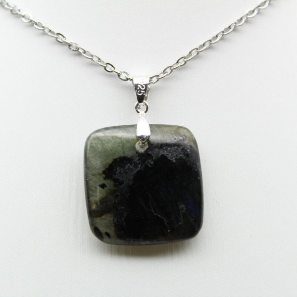 Pendentif carré en labradorite naturelle