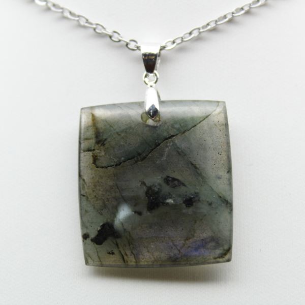 Pendentif carré en labradorite de Madagascar