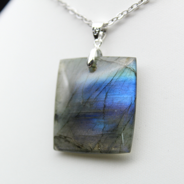 Pendentif carré en labradorite de Madagascar