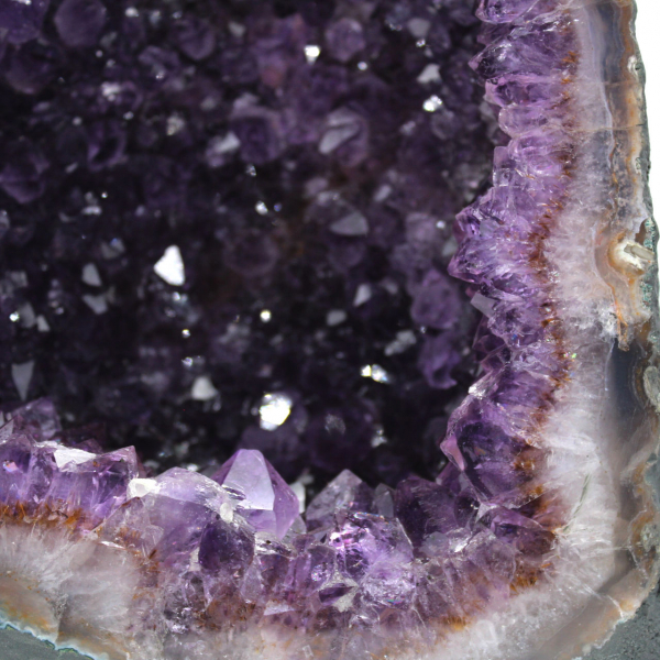 Grande géode d’améthyste du Brésil pour décoration intérieure et collection