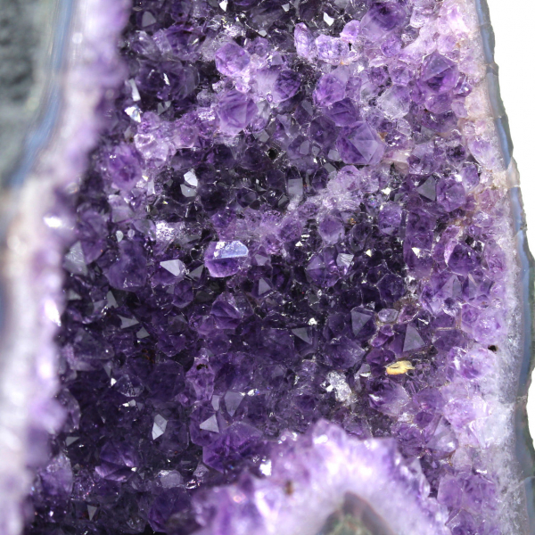 Pièce unique géode d’améthyste du Brésil de qualité avec base stable 